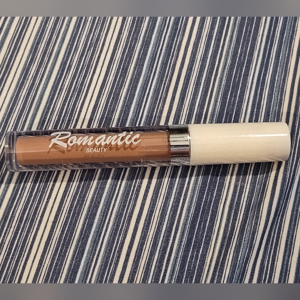 NWT! Romantic Beauty Concealer in Caramel 03